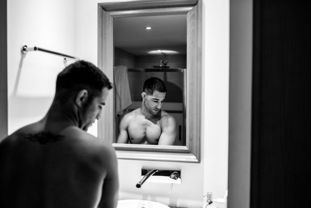 braeutigam bereitet sich vor der Hochzeit
