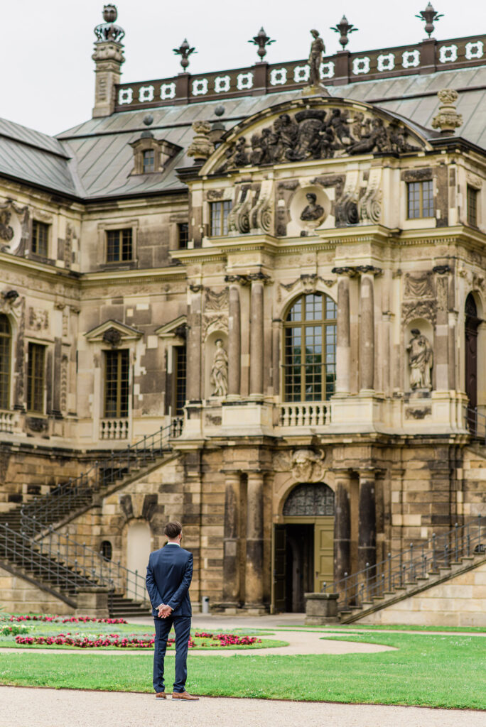 Braeutigam wartet vor Palais Grosser Garten
