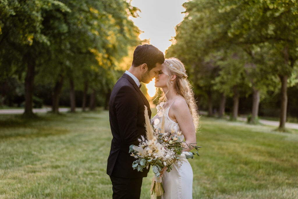 Boho Brautpaarshooting bei Sonnenuntergang