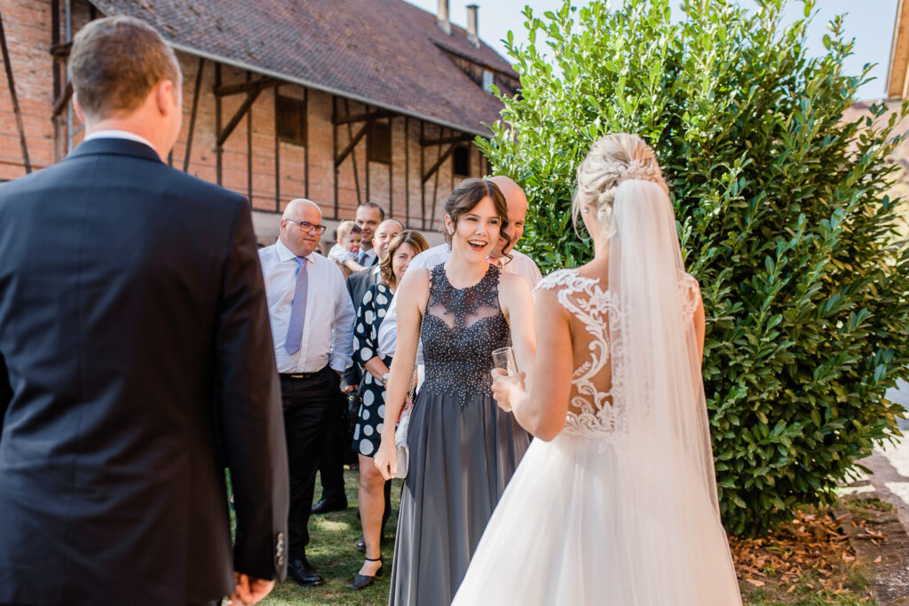 Natürliche Hochzeitsbilder Gäste und Gratulation