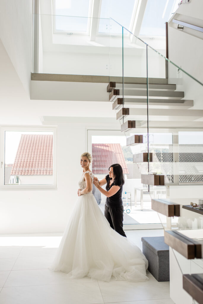 Braut getting ready Hochzeitskleid