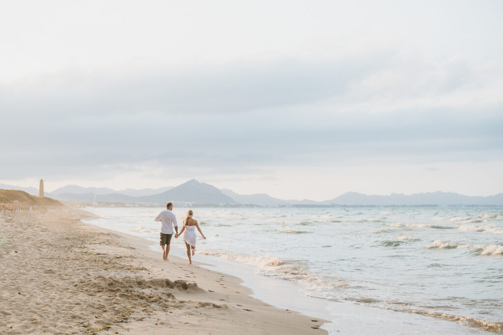 Verliebtes Paar am Strand