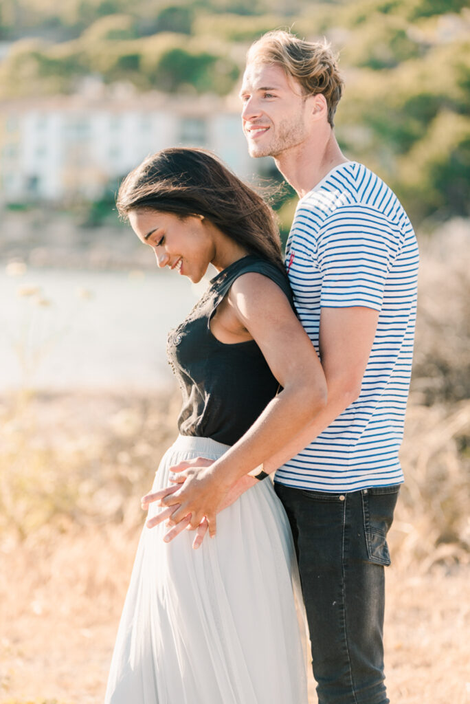 Authentisches Paarshooting am Strand
