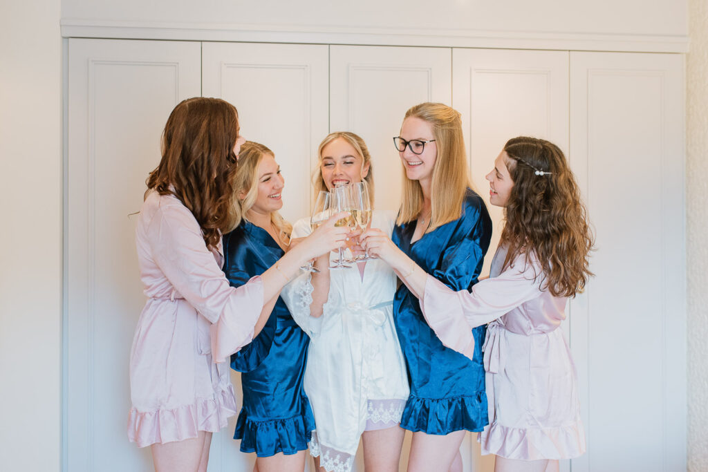 Braut und Freundinnen Sekt anstossen