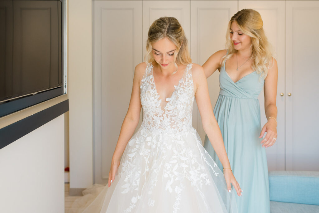 Braut im Brautkleid Getting-Ready