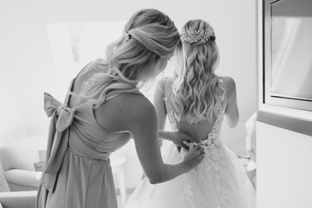 Braut im Brautkleid Getting-Ready