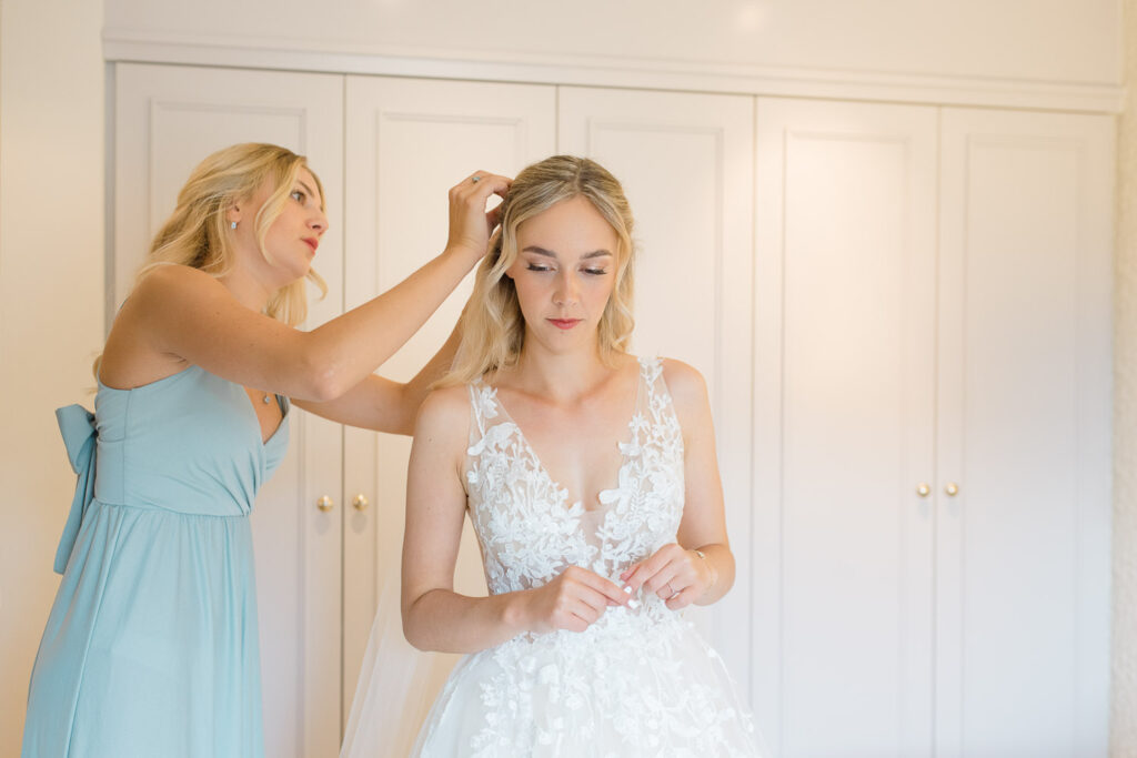 Braut im Brautkleid Getting-Ready