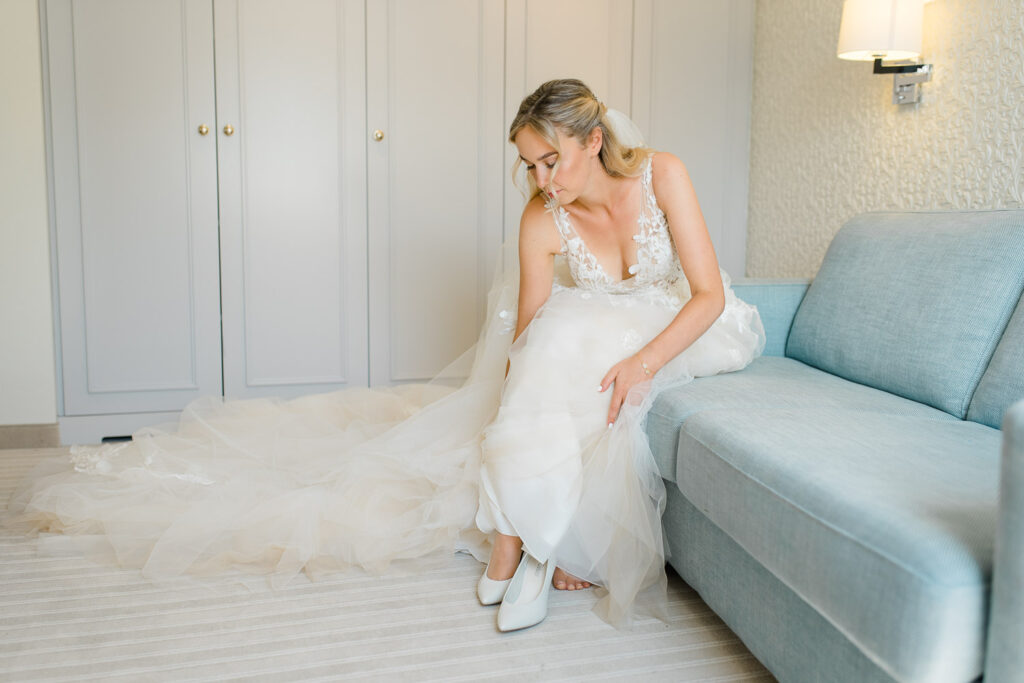 Braut im Brautkleid Getting-Ready