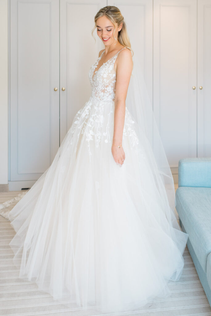 Braut im Brautkleid Getting-Ready