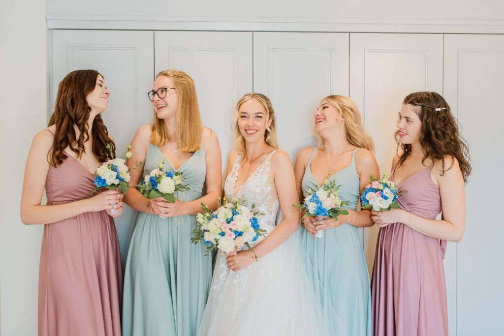 Braut mit Brautjungfern Getting-Ready