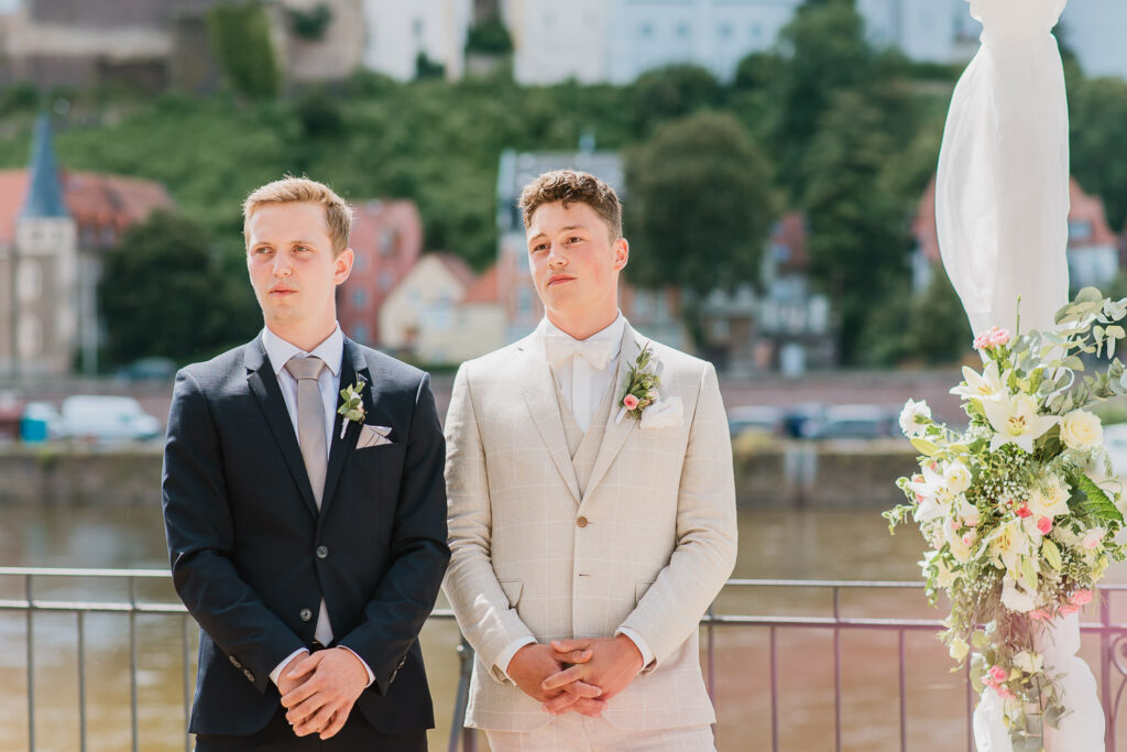 Braeutigam wartet auf die Braut