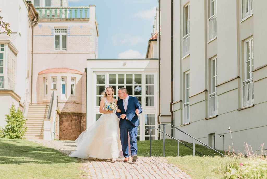 die Braut kommt mit ihrem Vater