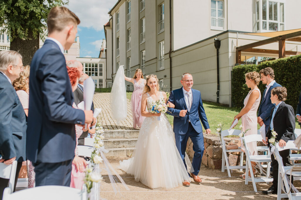 die Braut kommt mit ihrem Vater