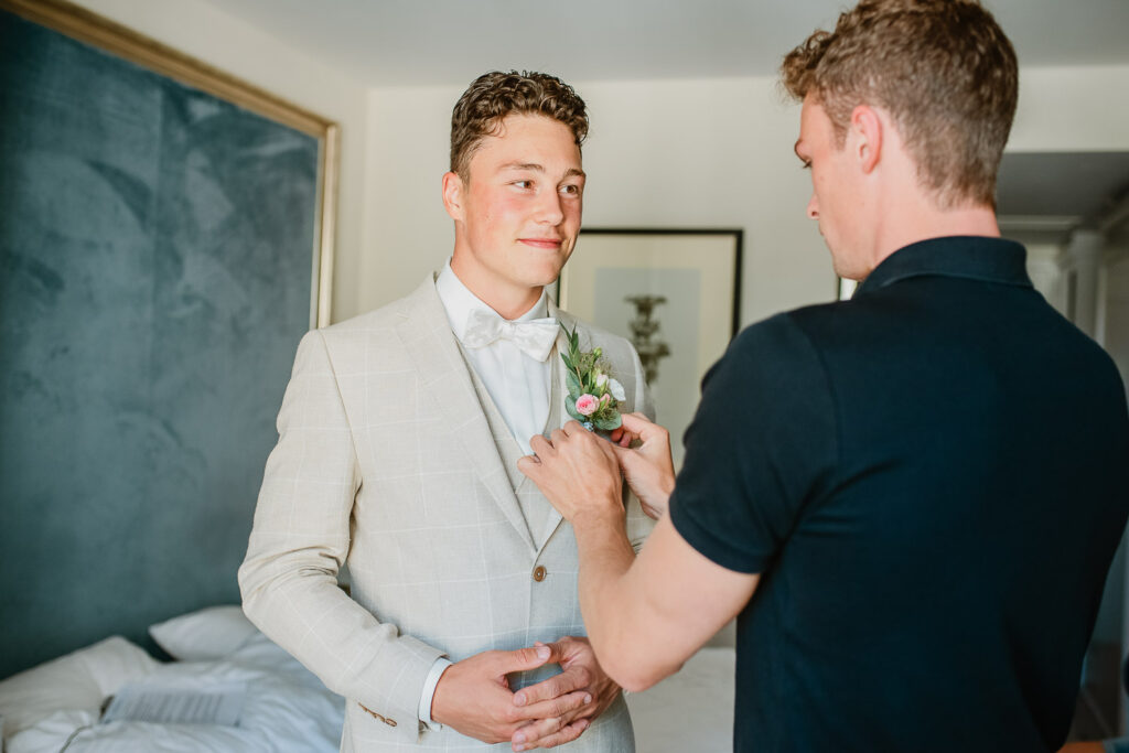 Braeutigam Vorbereitungen fuer die Hochzeit