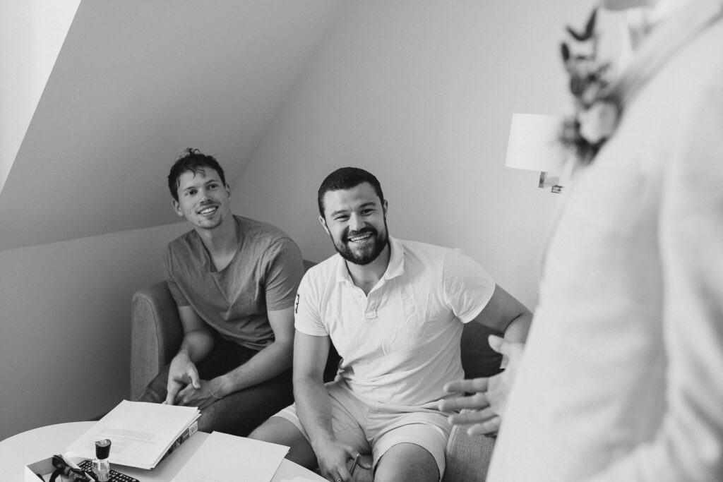 Braeutigam Vorbereitungen mit Freunden