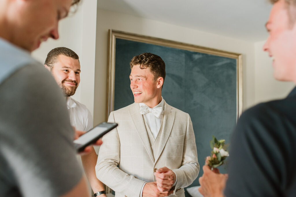 Braeutigam Vorbereitungen fuer die Hochzeit