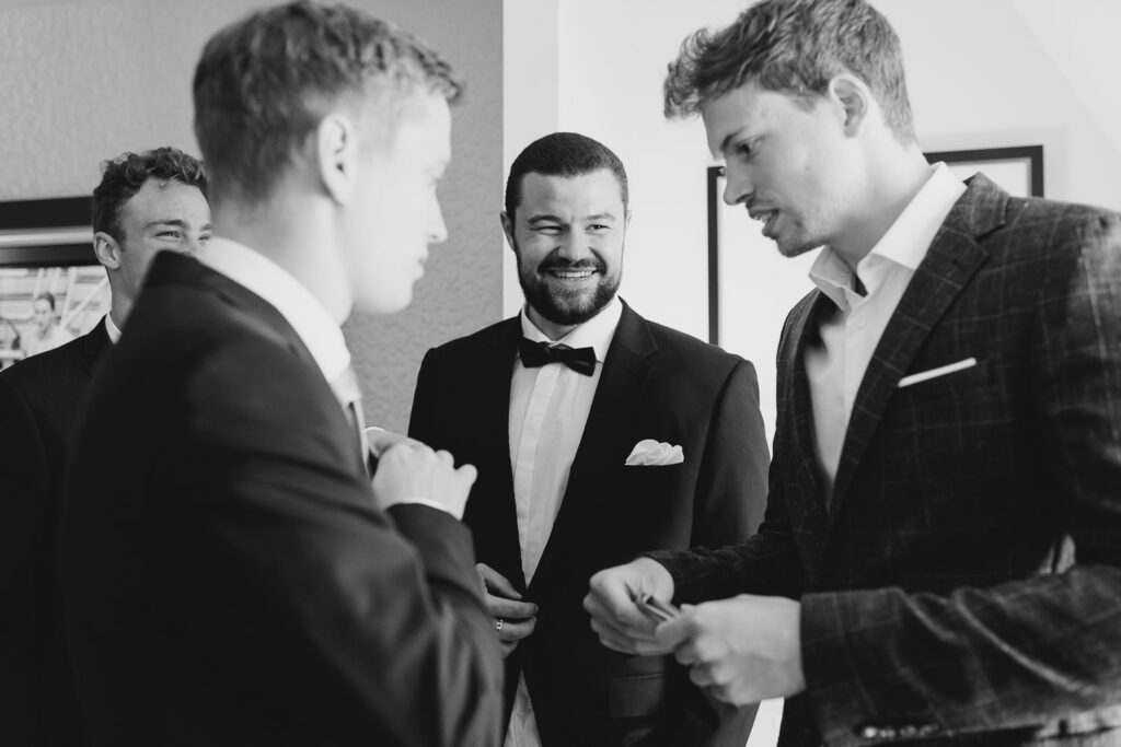 Braeutigam mit Freunden Vorbereitungen fuer die Hochzeit