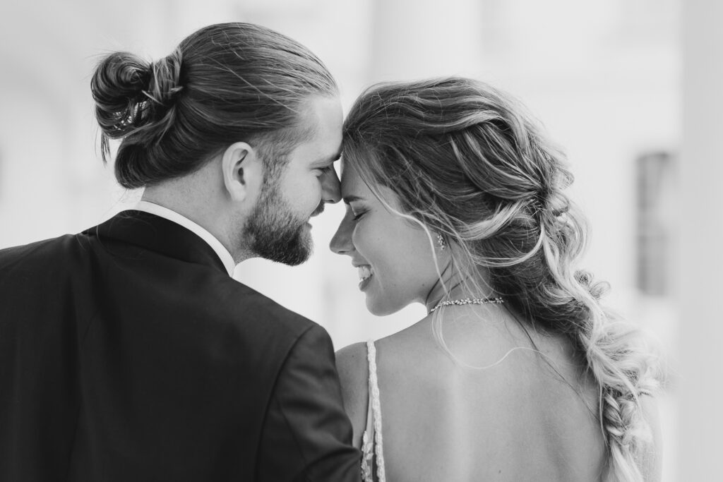 Brautpaar mit einem Kuss