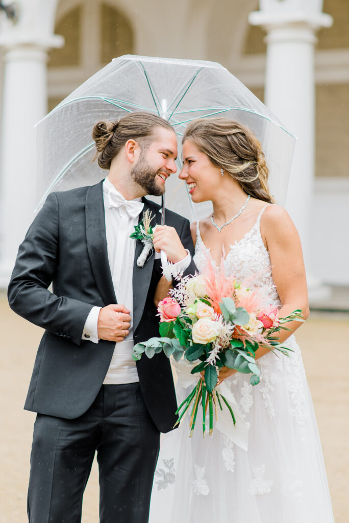 Brautpaarshooting mit einem Regenschirm