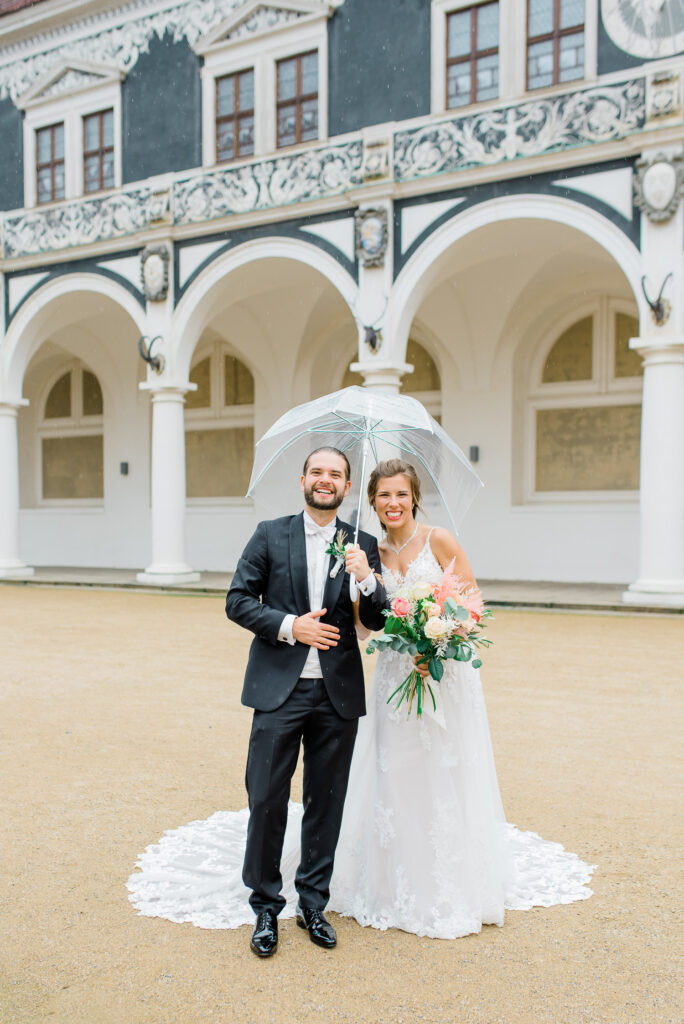 Brautpaarshooting mit einem Regenschirm