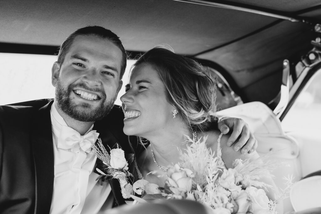 Brautpaar im Auto